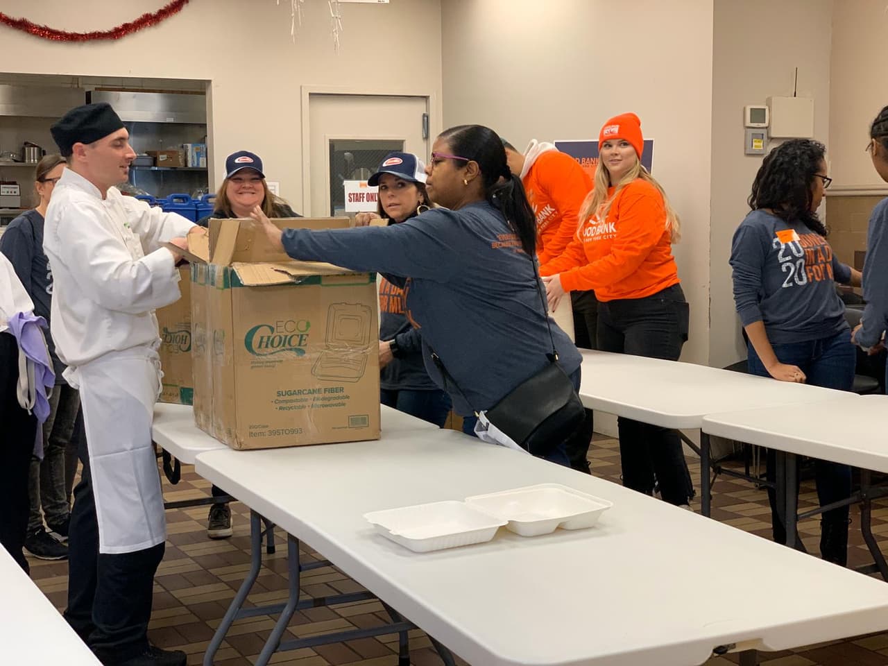 Reparten comida en El Bronx.