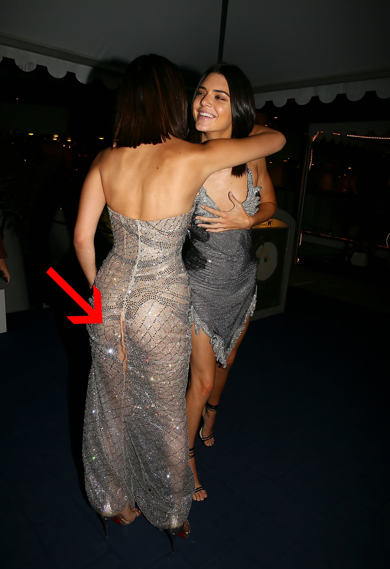 Antes de abordar, Bella Hadid saludó a Kendall Jenner y los fotógrafos captaron un problema en su vestido.