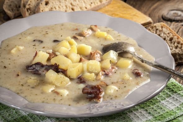 Pero si tu opción es comprarla, Fooducate recomienda escoger sopas con menos de 450 mg de sodio por porción y leer la lista de ingredientes para asegurarse que no contenga substancias artificiales.