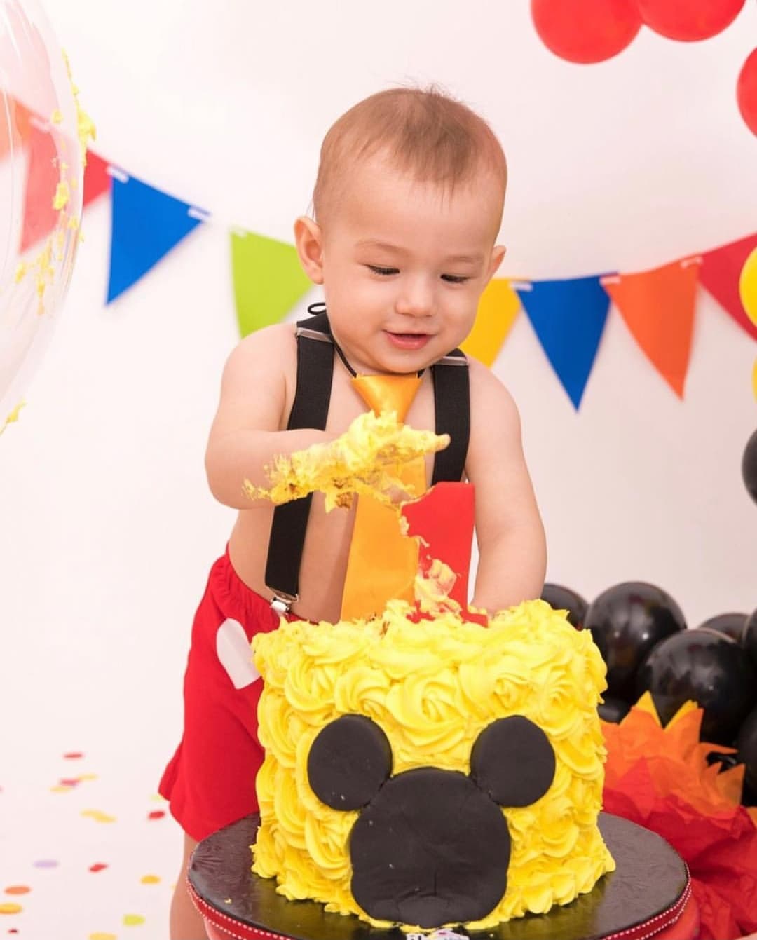 Liam y su pastel fueron los protagonistas en esta secuencia fotográfica. Esto fue lo que paso cuando lo pusieron frente a la colorida torta.