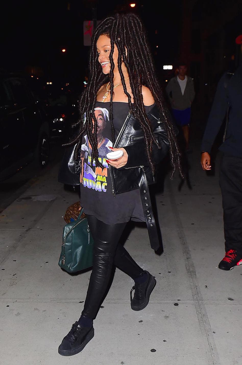 Parece que lo de hoy es ir tapada pero sin taparse, por eso dejan al descubierto estratégicamente los hombros.