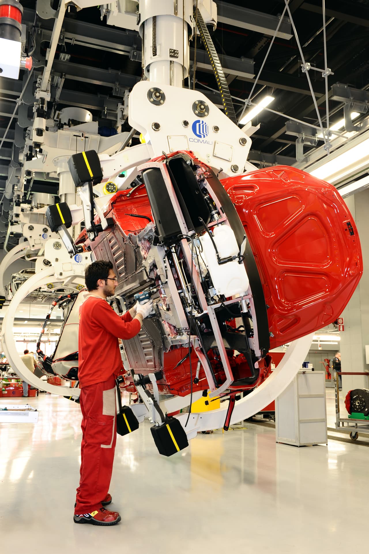 <h3 class="cms-H3-H3"><b>Ferrari</b></h3>
<br>
<br>La firma de carros superdeportivos detuvo la producción en sus instalaciones de Maranello y Modena el pasado 14 de marzo.