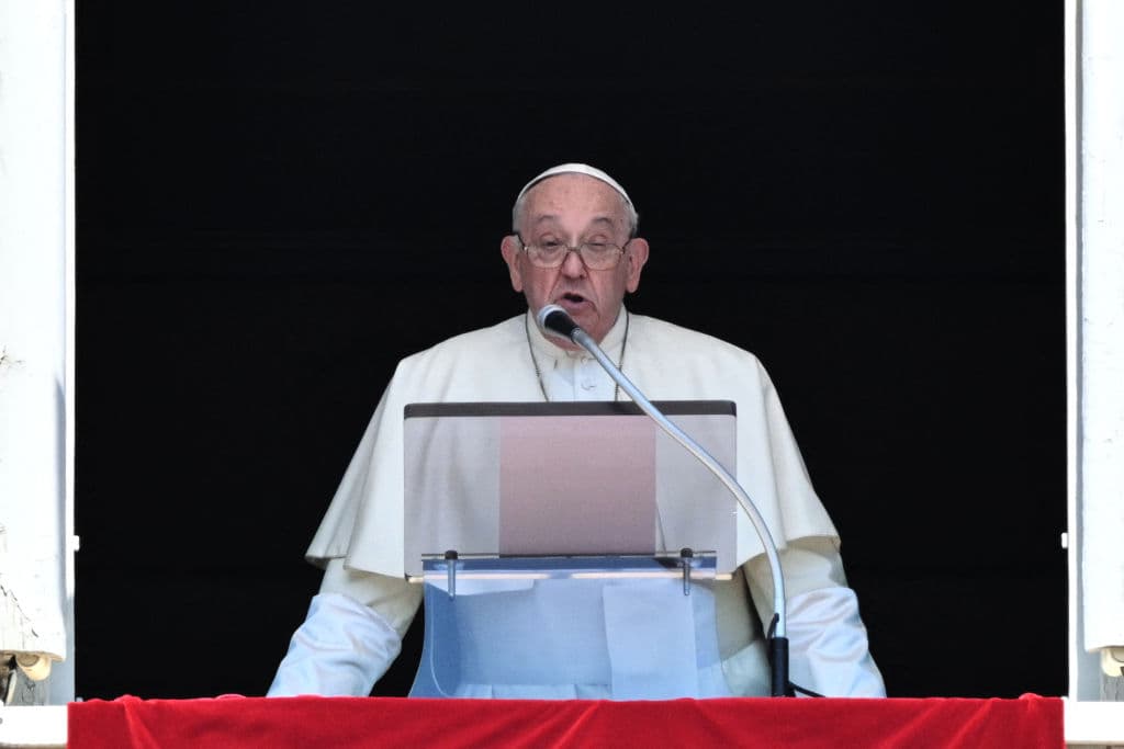 El papa Francisco durante su oración dominical desde el palacio apostólico del Vaticano este domingo 14 de abril.