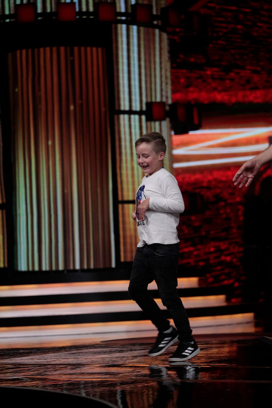 La conductora se dirigía rumbo a la salida del foro, iba acompañada de su hijo, Mateo Reina, de siete años. De hecho fue él quien nos dió más detalles de la mascota.