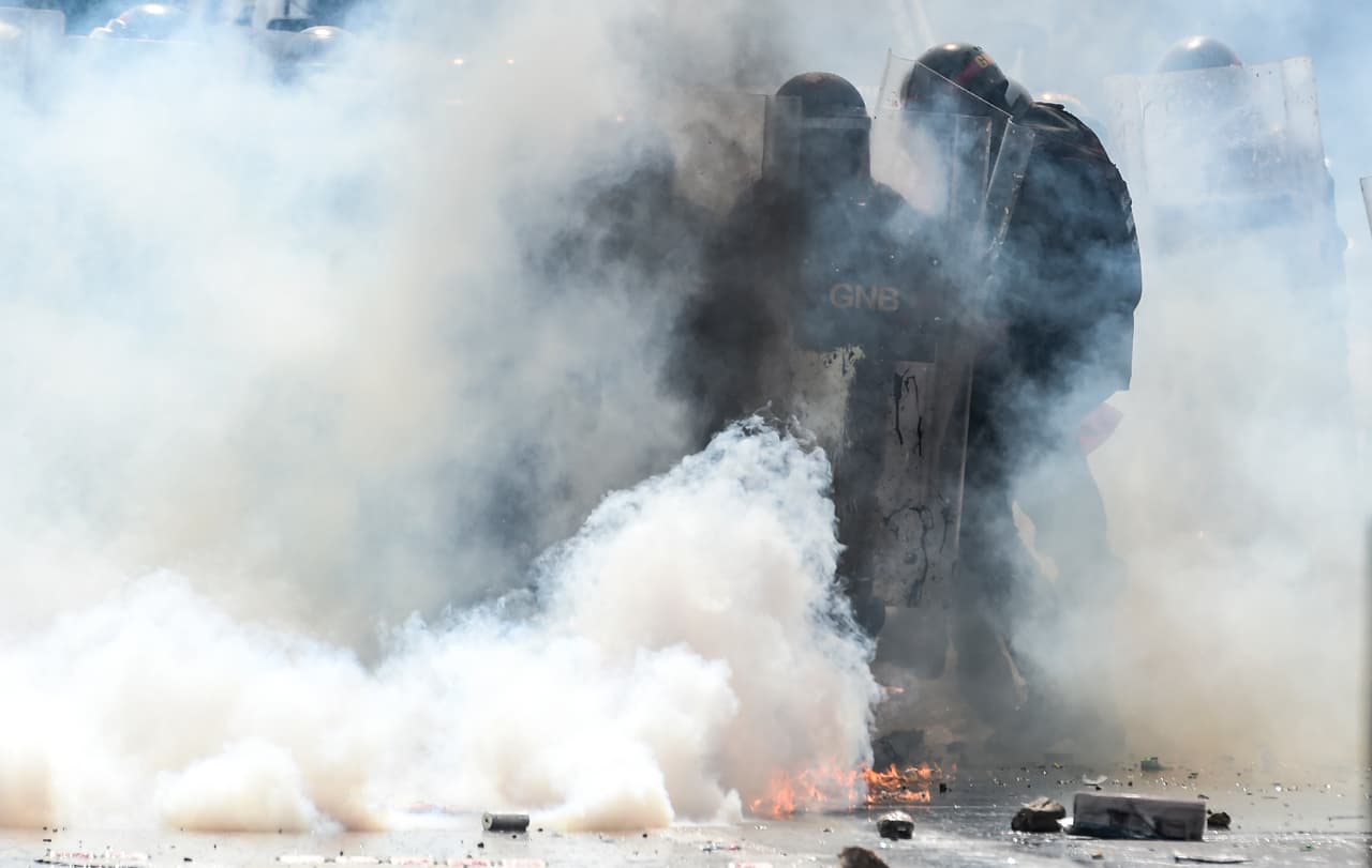 Los manifestantes regresan las bombas lacrimógenas a la Guardia Nacional.