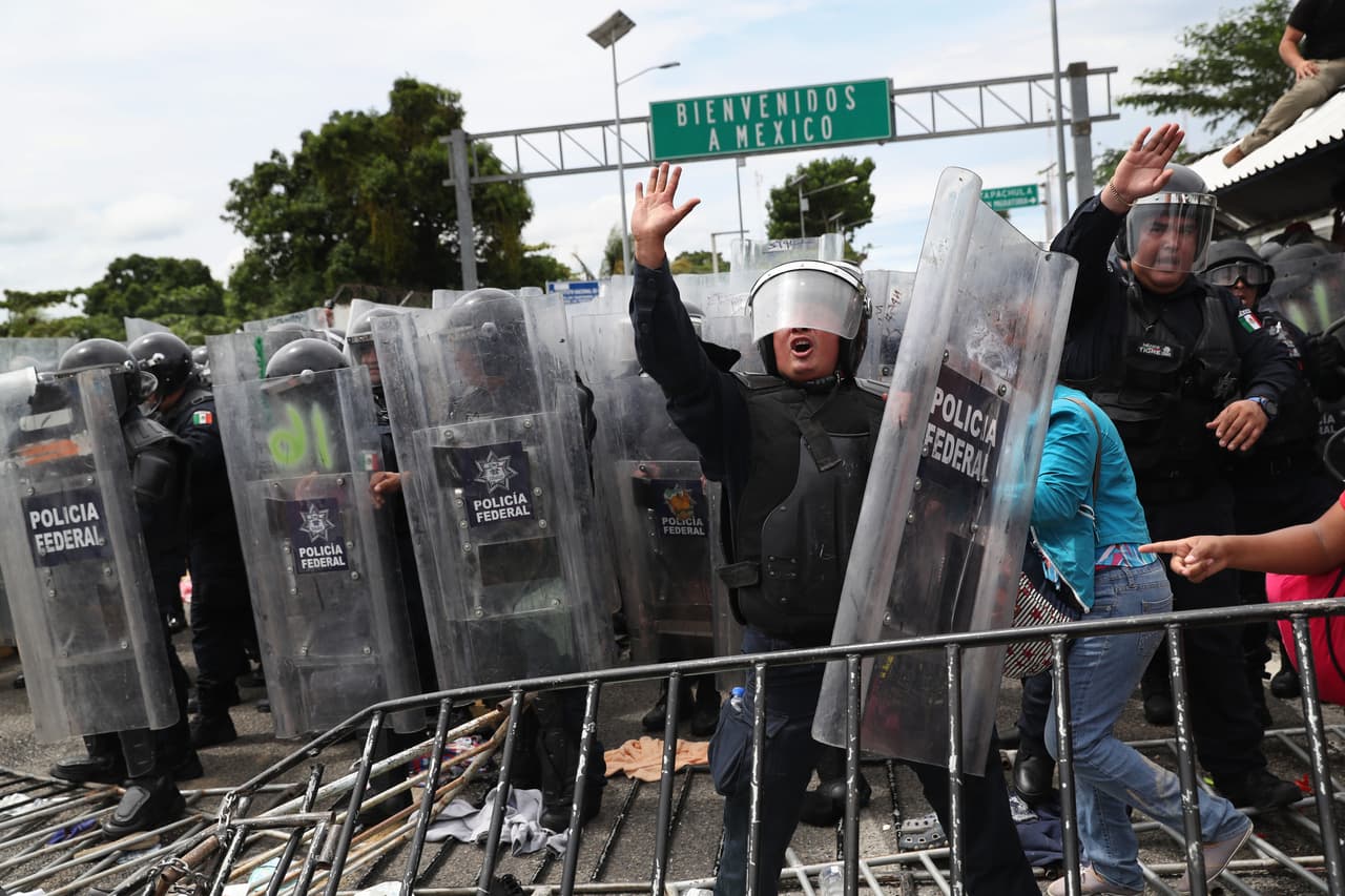 El cordón de policías federales mexicanos en la frontera solo pudo retener la caravana por un tiempo.