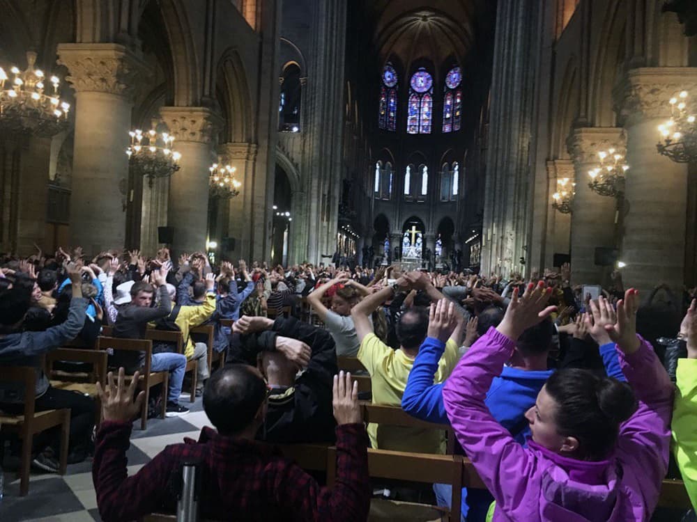 Policía de París dispara contra un atacante que intentó agredir con un martillo a un agente en Notre Dame