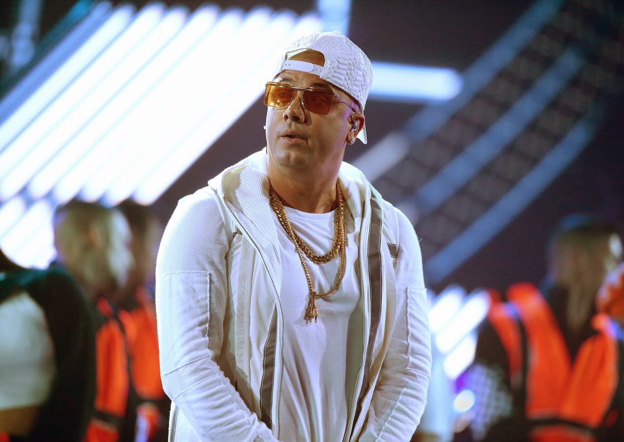 <b><a href="https://www.univision.com/shows/la-banda/wisin-celebro-su-aniversario-con-dos-mujeres-fotos">Wisin, cuyo nombre real es Juan Luis Morera Luna,</a></b> es integrante de Wisin & Yandel, pero su carrera como solista es la que lo lleva a tener este año siete nominaciones a Premios Lo Nuestro.