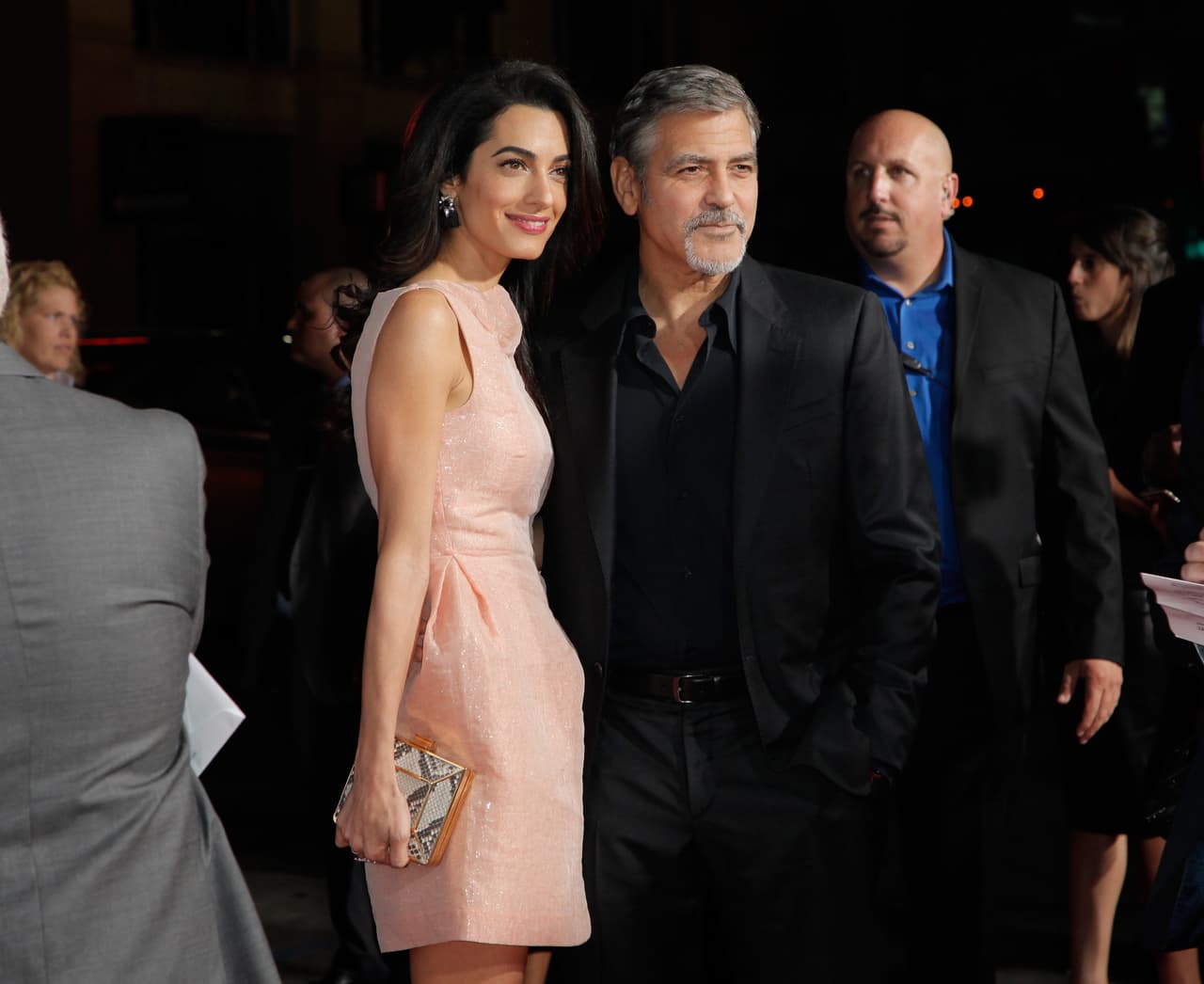 George y Amal Clooney en el estreno de 'Our Brand Is Crisis'