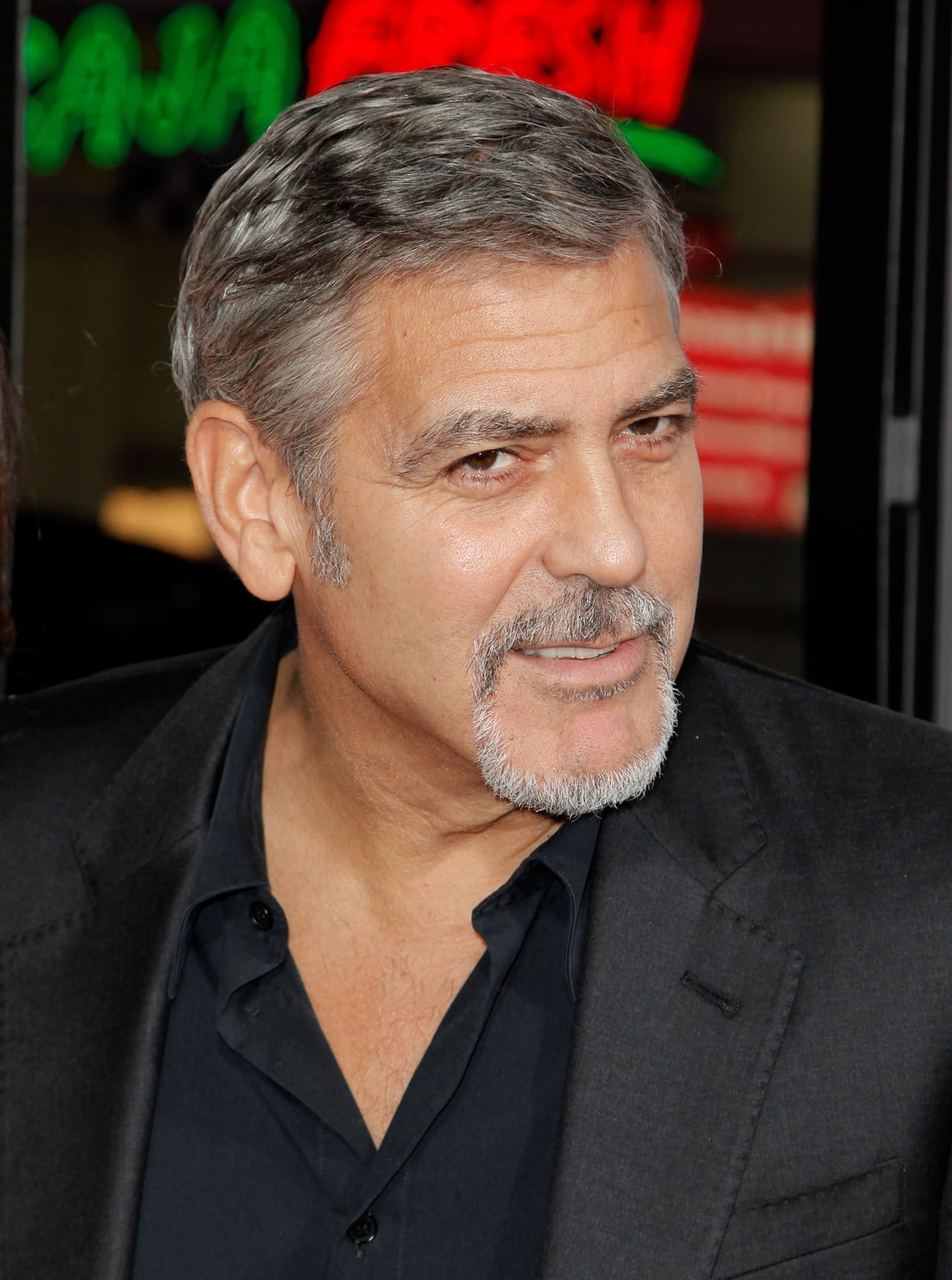 George vistió un traje obscuro.