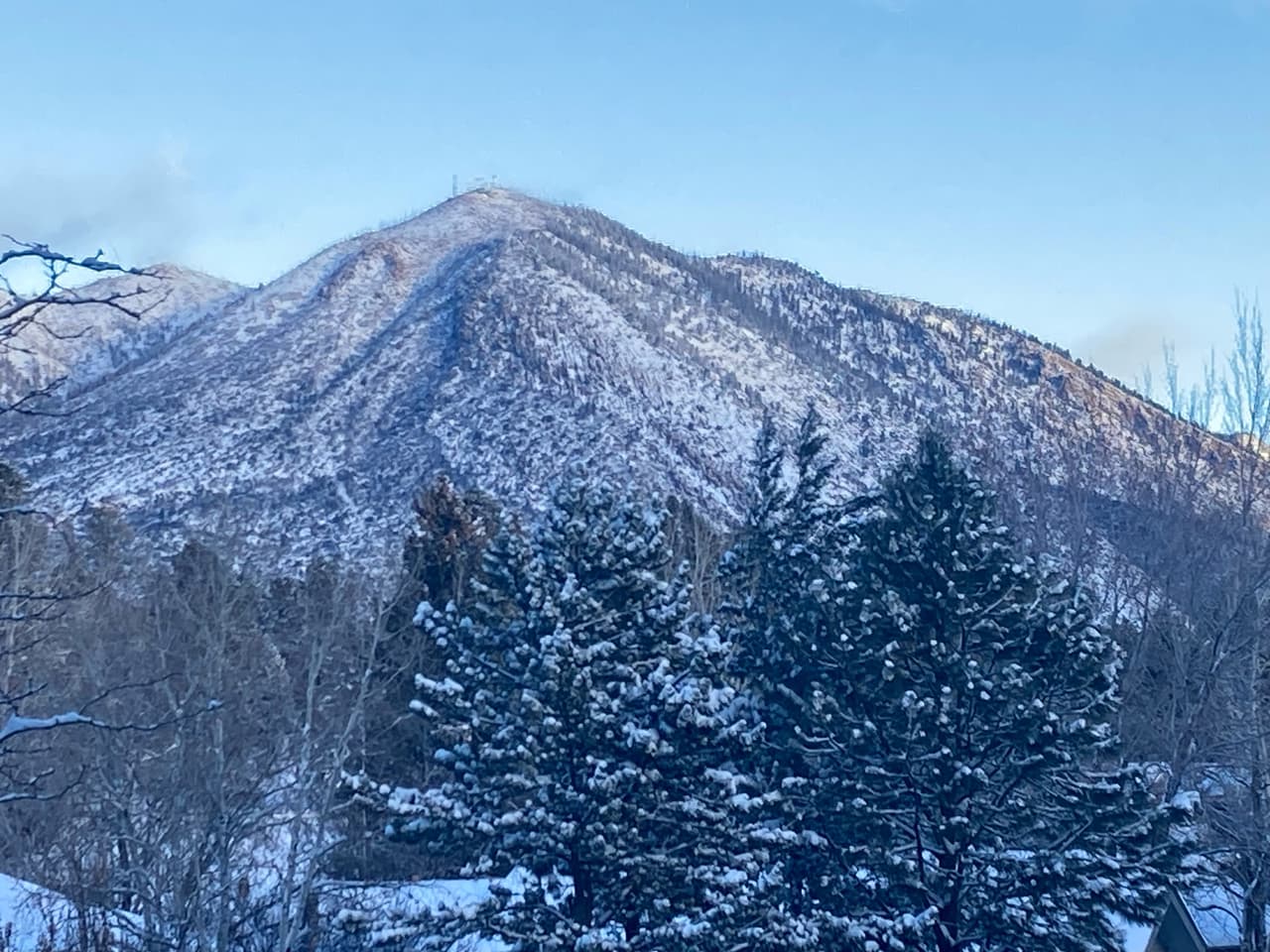 La nieve hizo su presencia desde las 11:10 pm y vistió de blanco las montañas.