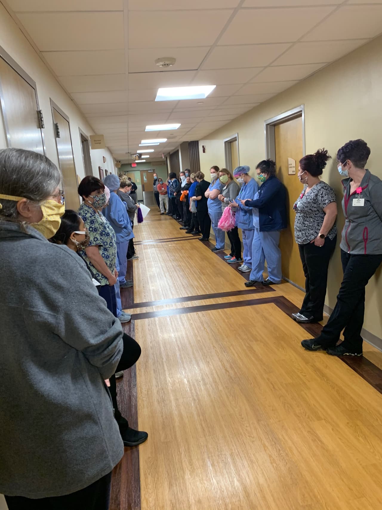 Christopher Macintosh, de 40 años, de South Milwaukee, hoy fue despachado de Aurora St. Luke’s South Shore. Expresó su gratitud a los médicos y enfermeras de South Shore y espera estar en casa con su esposa y sus tres hijos. Les dijo a las enfermeras que cuando vuelva a estar completamente sano, le encantaría ser voluntario del hospital en South Shore.