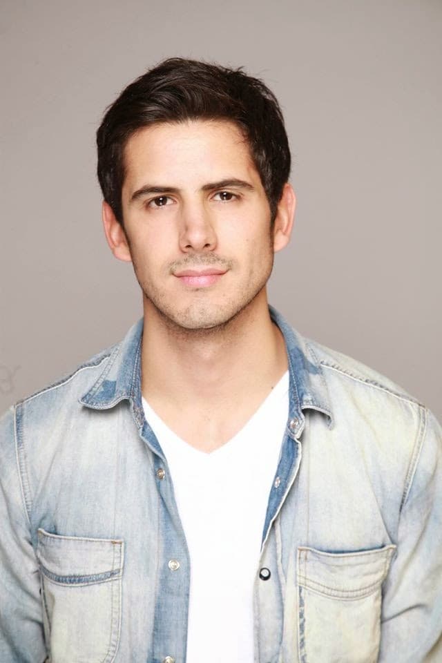 El galán Claudio Roca cuando no tiene barba, parece un verdadero adolescente, aunque muy guapo.