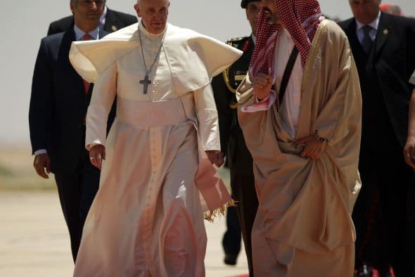 Francisco camina junto al príncipe Ghazi bin Mohamad, uno de los asesores más cercanos del rey Abdalá II.