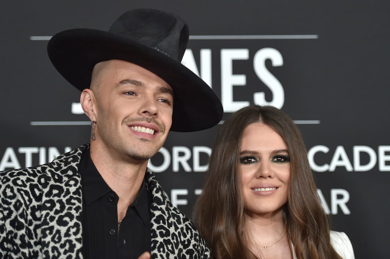 Poco antes de cantar 'Me enamora', Joy Huerta del dúo Jesse y Joy, reveló que el cantautor colombiano influyó mucho en su música. Según explicó, Juanes y Juan Luis Guerra fueron clave para que ellos pudieran encontrar su "propia voz".
<br>