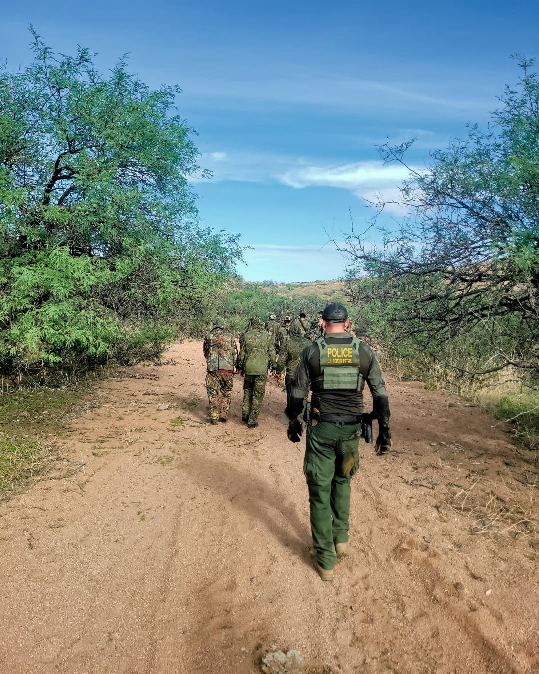 Agentes del Sector Tucson sacan a un grupo de 13 migrantes del desierto. El grupo fue detectado inicialmente por la tecnología de cámaras fronterizas cerca de Amado, Arizona.