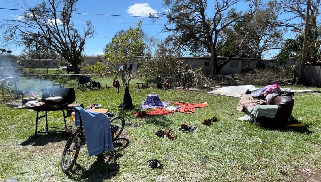 Este es el aspecto del jardín de la casa alquilada por la familia Tojil en Port Charlotte tras el paso del ojo del huracán Ian el 28 de septiembre.