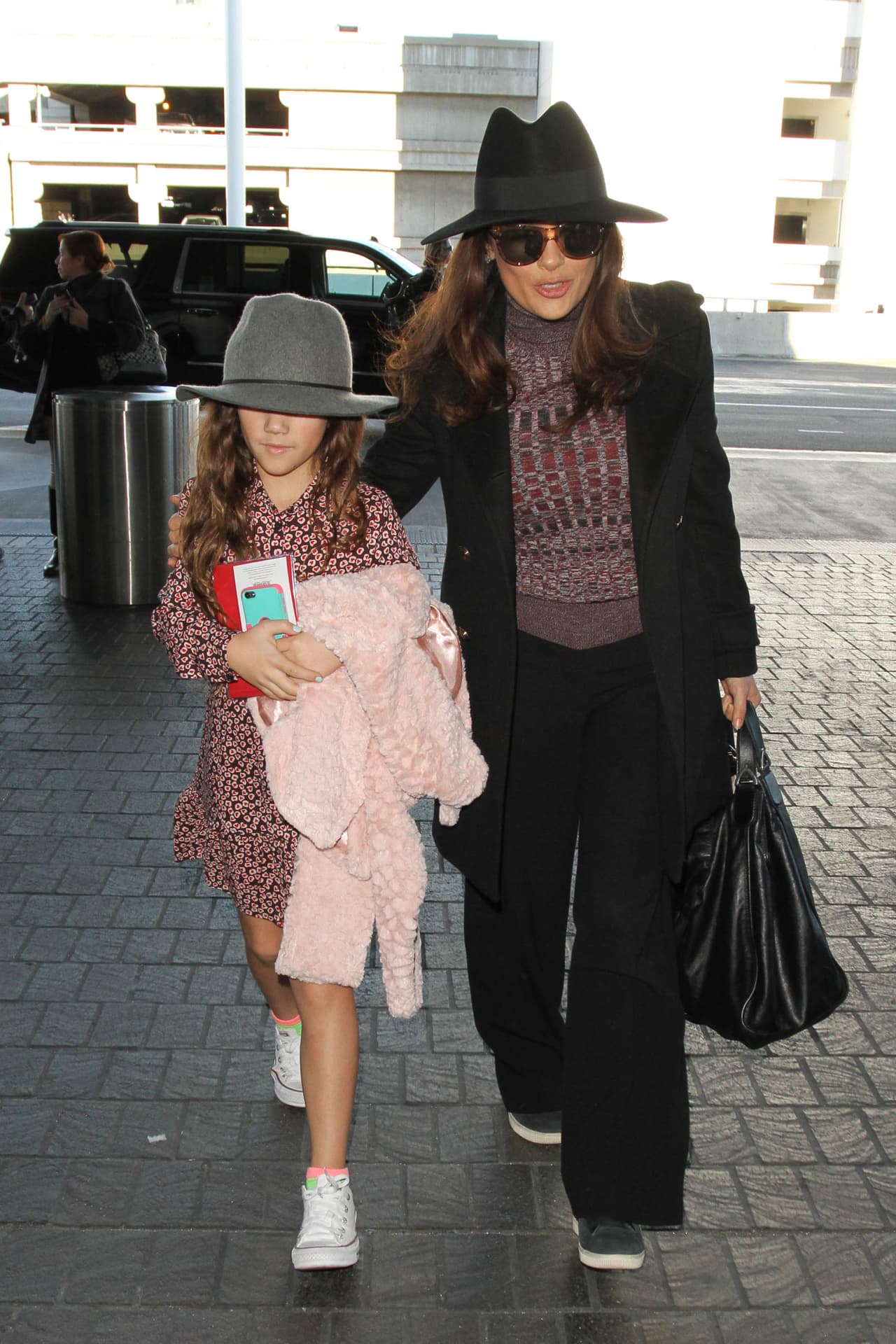 Así cubrió su rostro.