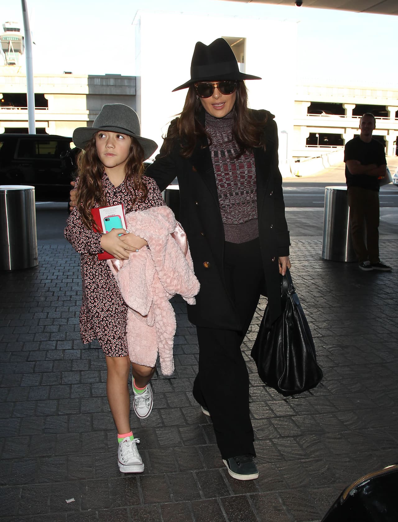 Pero la hija de la actriz, al ver a los paparazzi, intentó ocultarse.