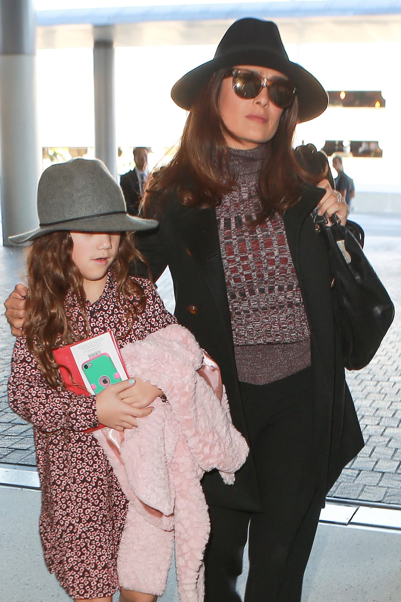 Las cámaras captaron a Salma Hayek y su hija a punto de tomar un vuelo.