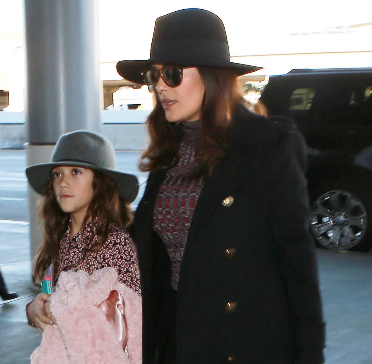 Al parecer la nena ya le copia el estilo a su mami.