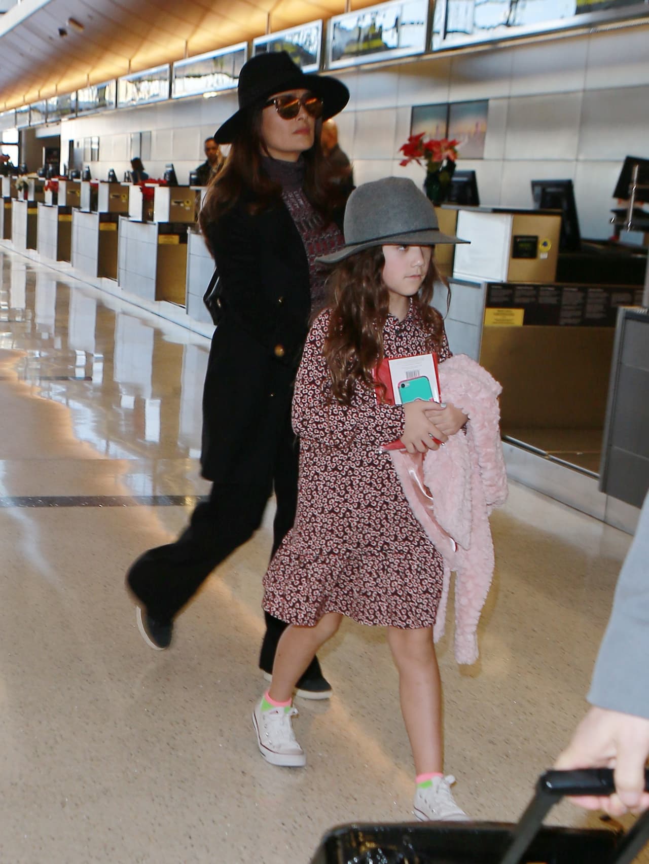 Al parecer la nena aún no se acostumbra a la atención de las cámaras.