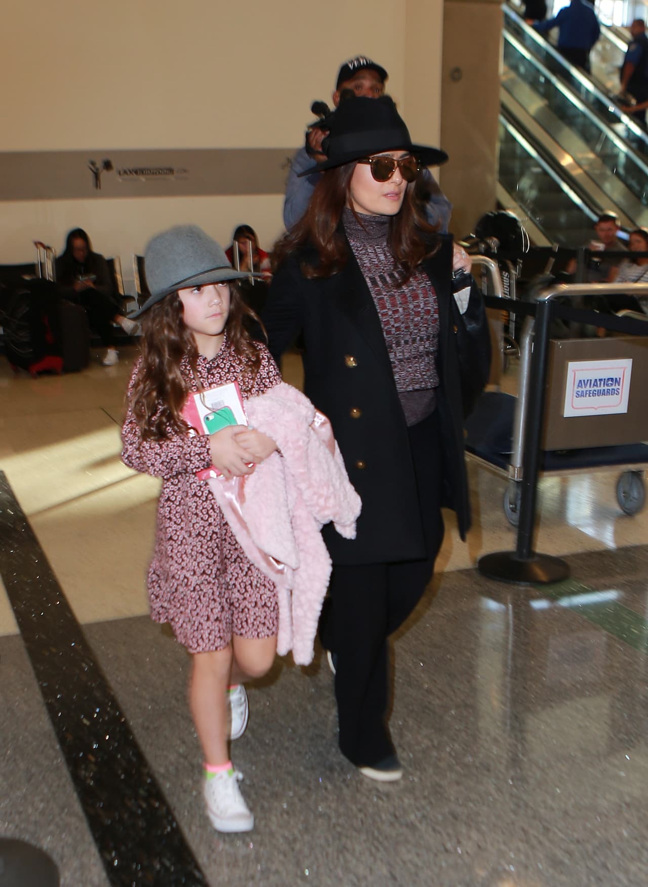 Las dos apresuraron el paso para dejar atrás a los paparazzi.