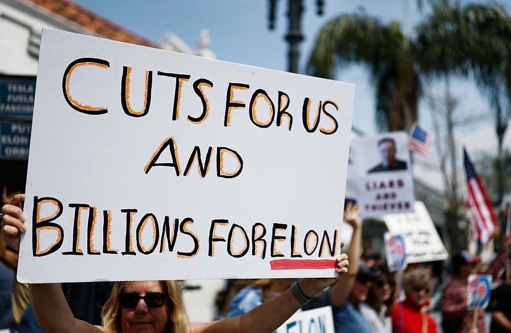 <b>"Recortes para nosotros y billones para Elon"</b>, expuso otro de los manifestantes en California.