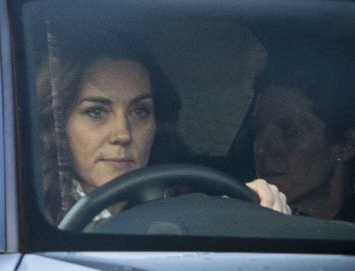 La esposa del príncipe William estaba al volante de su automóvil negro, vistiendo una chaqueta verde olivo y, aparentemente, 
<b><a href="https://www.univision.com/famosos/kate-middleton-la-viva-imagen-de-la-elegancia-al-asistir-a-la-misa-de-navidad-junto-a-la-reina-isabel-fotos">sin maquillaje</a></b>, algo que no acostumbra Kate.