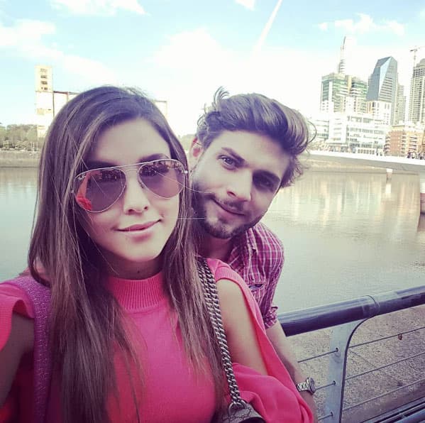 El galán argentino confesó a los medios de comunicación que su relación va muy bien y ambos conocen a sus respectivas familias.