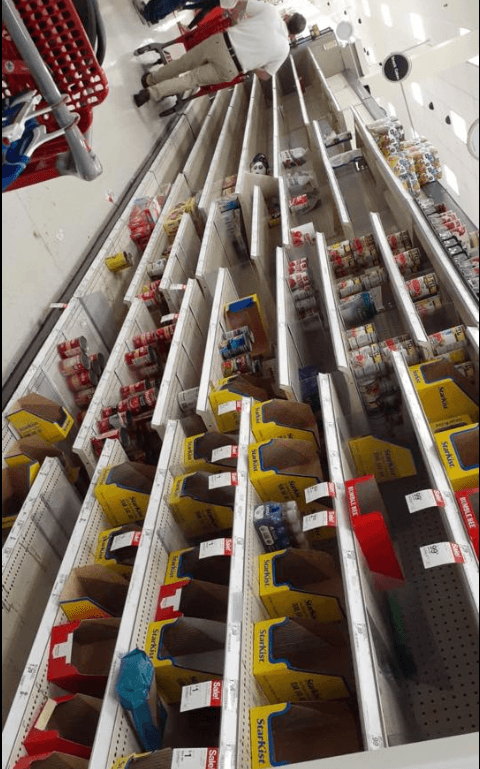 El hecho de que algunos almacenes estén vacíos no significa que haya escasez, las tiendas se están reabasteciendo diariamente. 
<br>