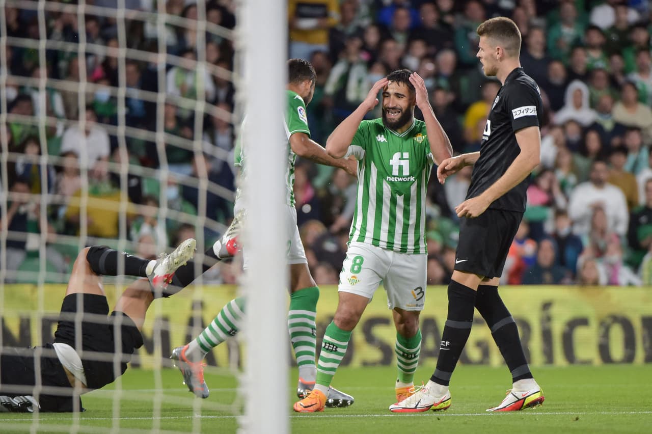 Betis perdió en casa contra Elche con Guardado en cancha y Lainez en tribuna; Mallorca de Javier Aguirre derrota al Alavés en duelo vital para no descender y Villarreal gana el derbi ante Valencia.