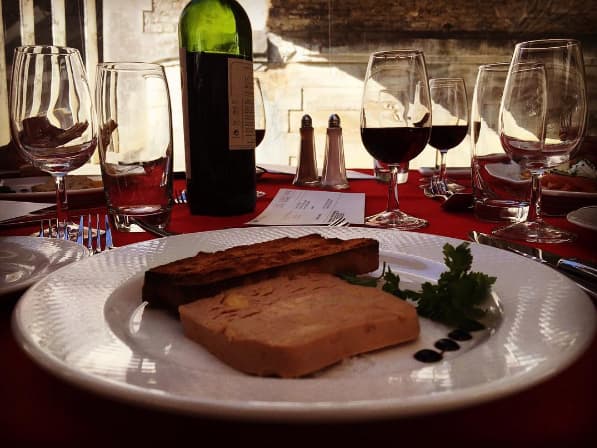 Una vez más vemos como se deleita el paladar con un buen vino. ¡Salud!