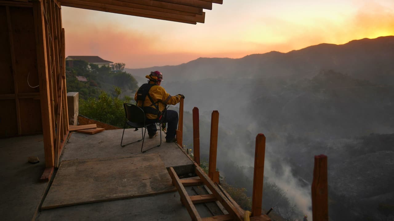 <h3 class="cms-H3-H3">La situación en California </h3>
<br>Hasta este domingo, 
<b>los incendios en el sur de California <a href="https://www.univision.com/local/los-angeles-kmex/noticias/fenomenos-naturales/incendios-forestales-en-los-angeles-evacuaciones-emergencia-vientos-de-santa-ana-ultimas-noticias-en-vivo" target="_blank">han destruido más de 25,000 acres, forzado la evacuación de aproximadamente 20,000 personas y cobrado al menos 16 vidas</a></b>. Las altas temperaturas, que han alcanzado los 95 °F (35 °C) en algunas áreas, combinadas con 
<b>condiciones de sequía extrema y vientos de Santa Ana de hasta 50 millas por hora (80 km/h)</b>, han intensificado la propagación de las llamas, 
<b>desafiando los esfuerzos de los equipos locales y estatales de emergencia.</b>