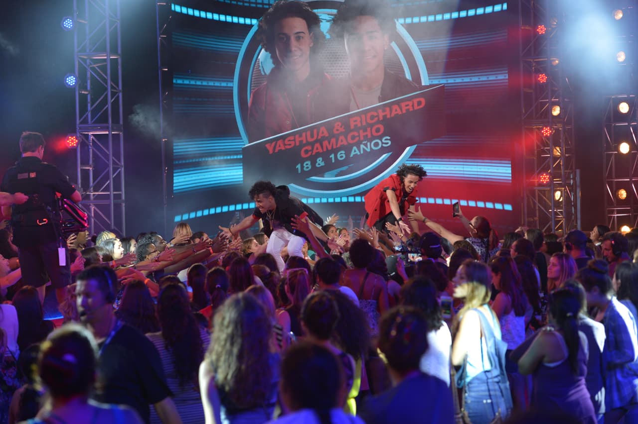 La música corre por las venas de estos hermanos dominicanos que audicionaron en Los Ángeles. En la segunda fase, los jueces los separaron y ahora es Richard quien cumple el sueño por los dos.