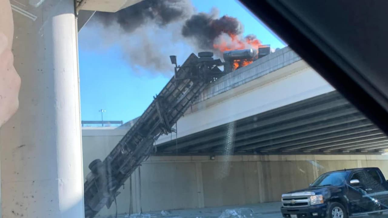 Semirremolque queda colgado de un puente en el condado de Lee; no hubo heridos 