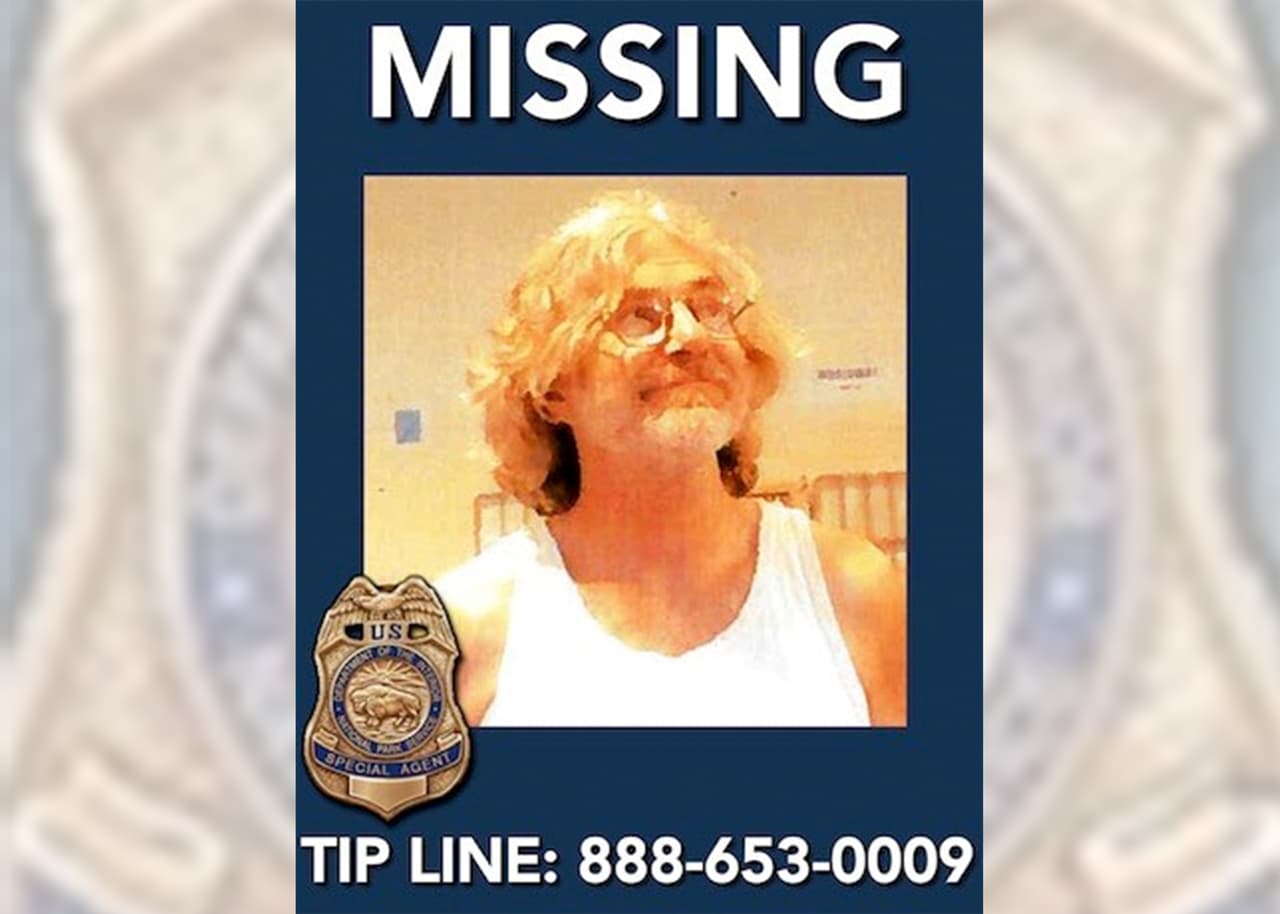 <b>Michael Ficery desapareció el 21 de junio de 2005, cuando tenía 51 años.</b>
<br>Mide unos 5'10" de altura, pesa 165 libras, y vestía una camiseta azul con unos pantalones verde oliva y bufanda roja.
<br>
<br>
<b>Lo que se sabe: </b>La última vez que fue visto con vida fue mientras caminaba en el área de Tiltill Valley del parque, al noreste de la reserva Hetch Hetchy.