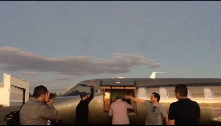 Julión Álvarez se regaló un avión con motivo de su cumpleaños 33 que le costó seis millones de dólares que tiene capacidad para once pasajeros.