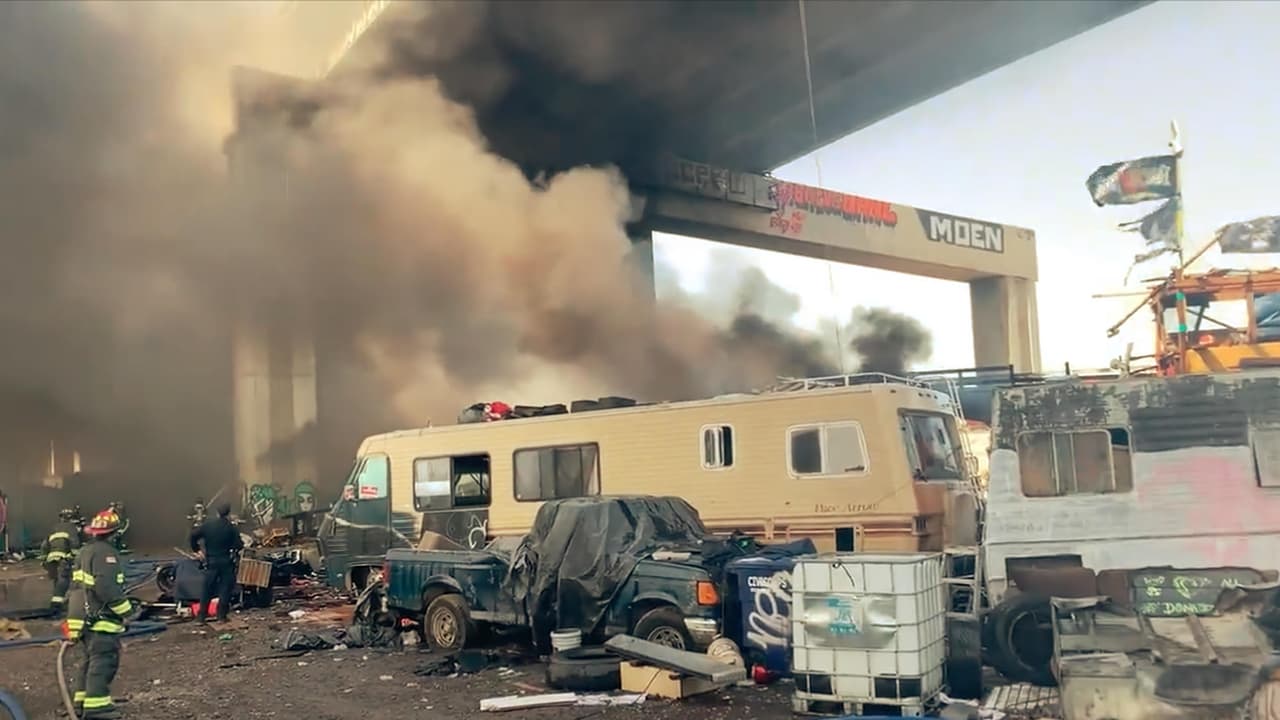 Desmantelan el mayor campamento de personas sin hogar en Oakland