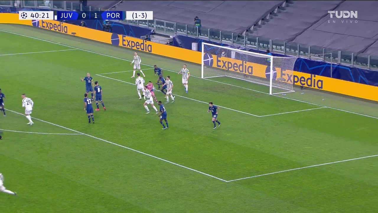 ¡TIRO ATAJADO! disparo por Álvaro Morata.