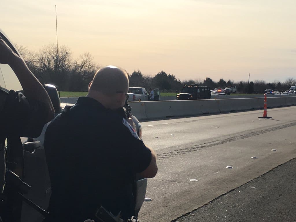 Las autoridades alertaron a la población que transita por esta vía del cierre en ambos sentidos debido a un altercado con un hombre que disparó a los agentes del orden.