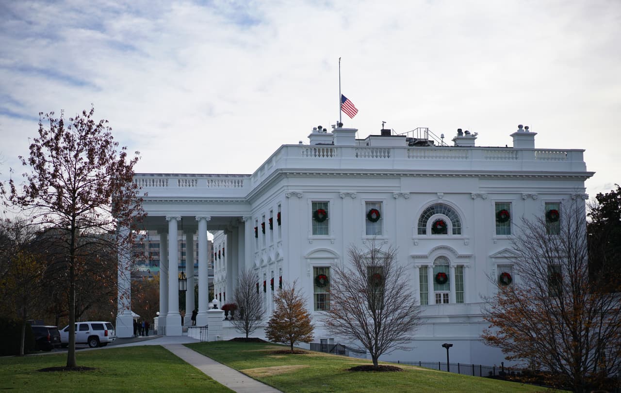 En la Casa Blanca la bandera se ha mantenido a media asta desde el fallecimiento del exmandatario el el 30 de noviembre.