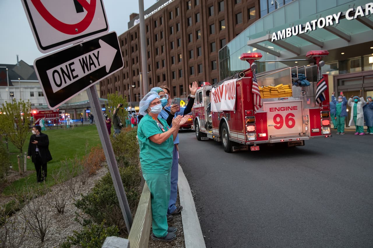 Una caravana de ambulancias y vehículos de emergencia recorrió los centros de salud de Valhalla, Nueva York, para agradecer el trabajo del personal médico en uno de los condados más afectados por la pandemia en EEUU. 14 de abril.