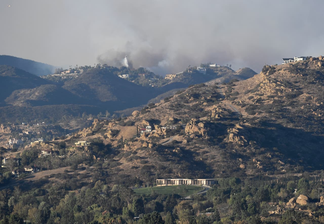 En el condado de Ventura, al norte de Los Ángeles, las autoridades pidieron la evacuación preventiva de 75,000 hogares por temor al incendio Woolsey. Este fuego afectó partes de Thousand Oaks, donde esta misma semana ocurrió
<b><a href="https://www.univision.com/noticias/tiroteo-en-california/thousand-oaks-no-sanara-pronto-tiroteo-en-un-bar-que-dejo-12-muertos-enluta-a-una-de-las-ciudades-mas-seguras-de-eeuu"> un tiroteo en el que murieron 12 personas.</a></b>