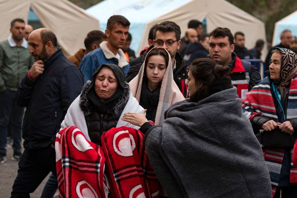 La televisión local mostró imágenes de centenares de personas, muchas de ellas llorando, frente a un edificio blanco dañado cerca de la entrada de la mina. 
<br>
<br>
<b>Mira también: </b>
<a href="https://www.univision.com/noticias/america-latina/peores-tragedias-region-minera-coahuila-mexico-fotos">Un historial de accidentes bajo tierra: las peores tragedias ocurridas en la región minera de Coahuila, México </a>