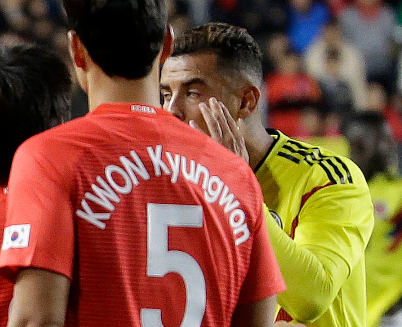 Durante un partido amistoso entre Colombia y Corea, el jugador Edwin Cardona hizo un gesto racista ante los jugadores contrarios, se llevó los dedos a la cara simulando un gesto de ojos rasgados.