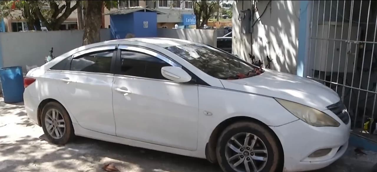 Después de acceder a reunirse, los dos quedaron de verse a bordo de un automóvil blanco en el que la mujer escuchó como su exnovio
<b> le pidió en reiteradas ocasiones que volviera con él y retomaran su relación. </b>
<br>