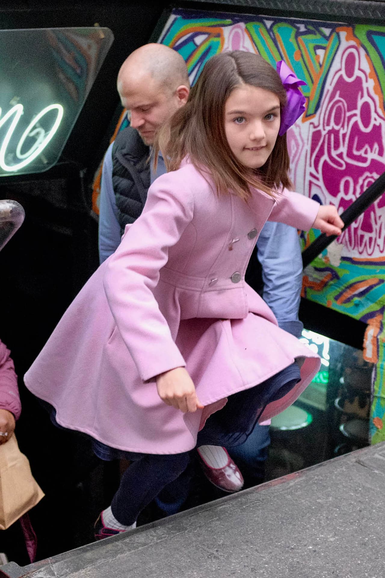 En marzo de 2017, Suri pasea por Manhattan, muy divertida.