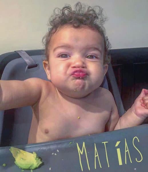 Hemos sido testigos de su crecimiento, pues el cantante comparte fotografías de su bebé en Instagram y otras redes sociales.