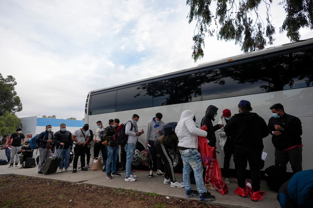 Información publicada por AP consigna que algunos taxistas intentaron cobrarle $100 a los inmigrantes por llevarles al aeropuerto, un trayecto que a través de distintas aplicaciones les costaba la mitad.